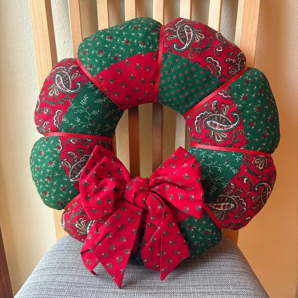 Handmade Quilted Patchwork Christmas Wreath Roses Paisley Giant Bow Red Green - Picture 1 of 4